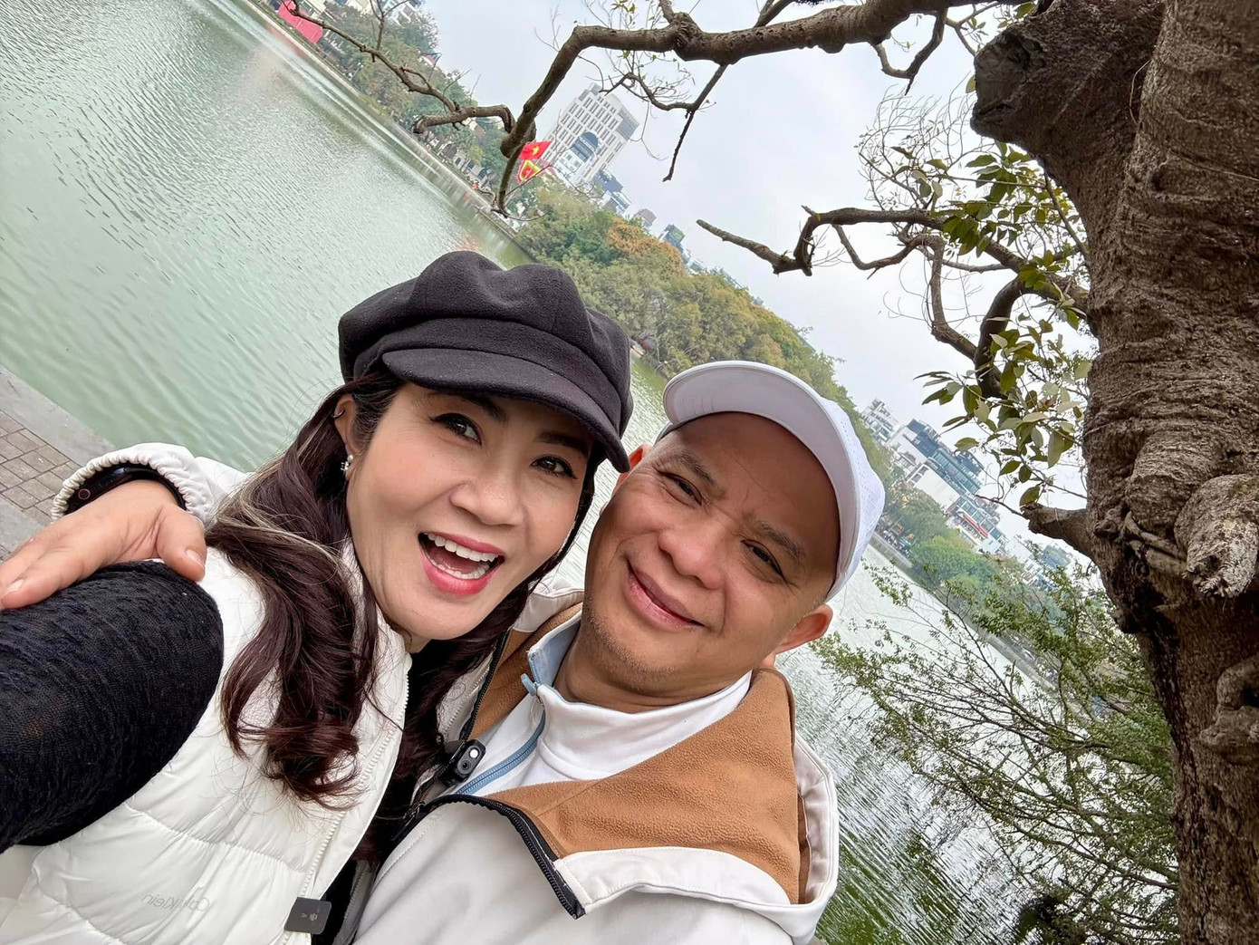 NSƯT Nguyệt Hằng bén duyên với diễn viên Anh Tuấn khi cả hai đầu quân về Nhà hát Tuổi trẻ. Cặp đôi kết hôn năm 1996. NSƯT Nguyệt Hằng bén duyên với diễn viên Anh Tuấn khi cả hai đầu quân về Nhà hát Tuổi trẻ. Cặp đôi kết hôn năm 1996.