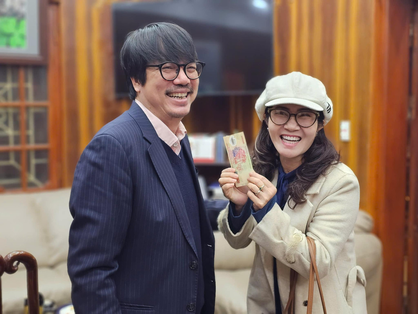 NSƯT Sĩ Tiến khẳng định Nhà hát tôn trọng và ủng hộ quyết định của NSƯT Nguyệt Hằng. NSƯT Sĩ Tiến khẳng định Nhà hát tôn trọng và ủng hộ quyết định của NSƯT Nguyệt Hằng.