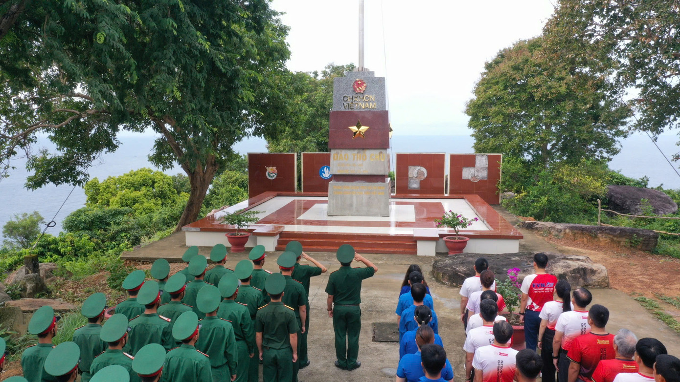 Nghi thức diễn ra dưới cột cờ Tổ quốc tại đảo Thổ Chu. Đây là công trình do Trung ương Hội Sinh viên Việt Nam vận động với kinh phí xây dựng. Nghi thức diễn ra dưới cột cờ Tổ quốc tại đảo Thổ Chu. Đây là công trình do Trung ương Hội Sinh viên Việt Nam vận động với kinh phí xây dựng.