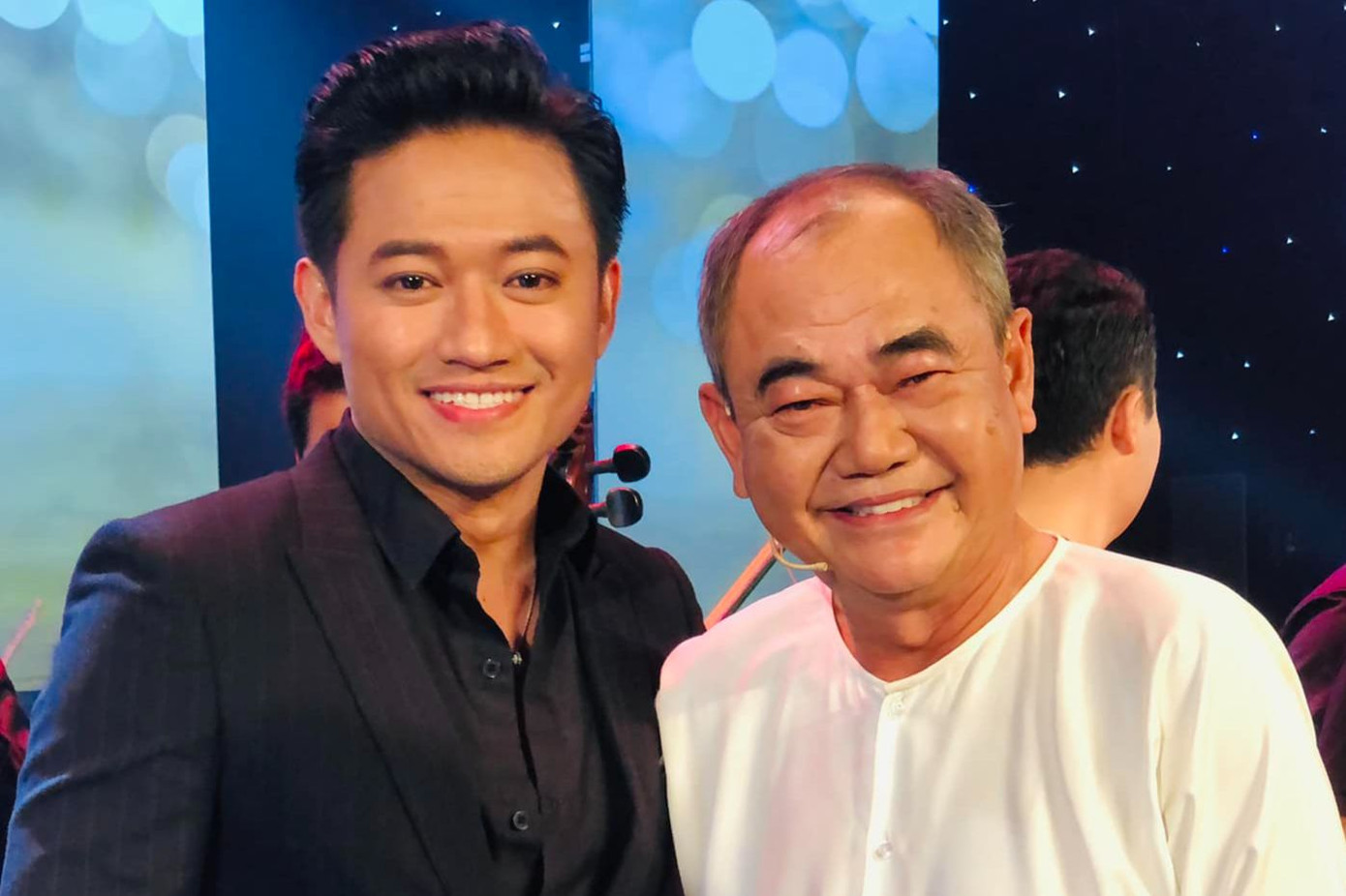 NSND Việt Anh chia sẻ: "Dù biết trước vẫn không khỏi bàng hoàng trước tin em. Thương tiếc một tài hoa của nghệ thuật, tình cảm, yêu thương. Thanh thản Bình nhé". NSND Việt Anh chia sẻ: "Dù biết trước vẫn không khỏi bàng hoàng trước tin em. Thương tiếc một tài hoa của nghệ thuật, tình cảm, yêu thương. Thanh thản Bình nhé".