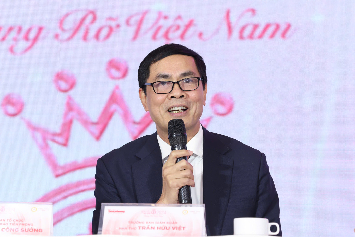 Nhà thơ Trần Hữu Việt - Trưởng Ban giám khảo Hoa hậu Việt Nam 2024. Nhà thơ Trần Hữu Việt - Trưởng Ban giám khảo Hoa hậu Việt Nam 2024.