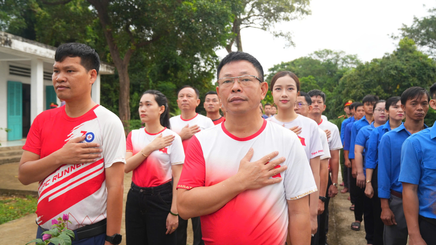Việc thực hiện nghi thức thượng cờ trên đảo Thổ Chu còn mang ý nghĩa xóa nhòa khoảng cách đất liền và hải đảo. Việc thực hiện nghi thức thượng cờ trên đảo Thổ Chu còn mang ý nghĩa xóa nhòa khoảng cách đất liền và hải đảo.