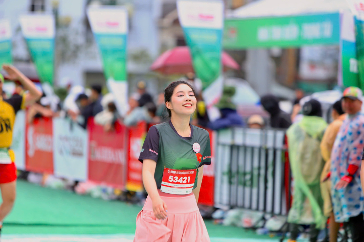 Quãng đường 5 km của Tiền Phong Marathon 2025 không làm khó được Thiếu úy quân nhân chuyên nghiệp Trần Ngọc Châu Anh. Hiện, cô công tác tại Khoa Âm nhạc, Đại học Văn hóa Nghệ thuật Quân đội, đồng thời theo học chuyên ngành Piano tại Học viện Âm nhạc quốc gia Việt Nam.