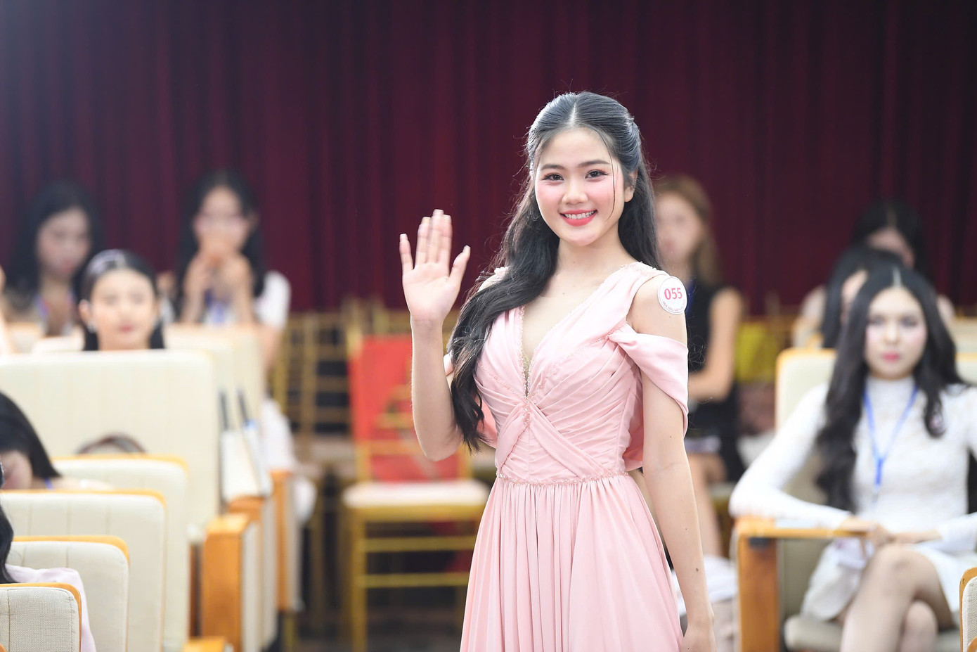 Thí sinh Trần Thị Quỳnh Trang, Á khôi 2 Đại học Thủ Dầu Một, Á khôi 2 cuộc thi Sinh viên thanh lịch tỉnh Bình Dương ấp ủ giấc mơ thi Hoa hậu Việt Nam từ nhỏ.