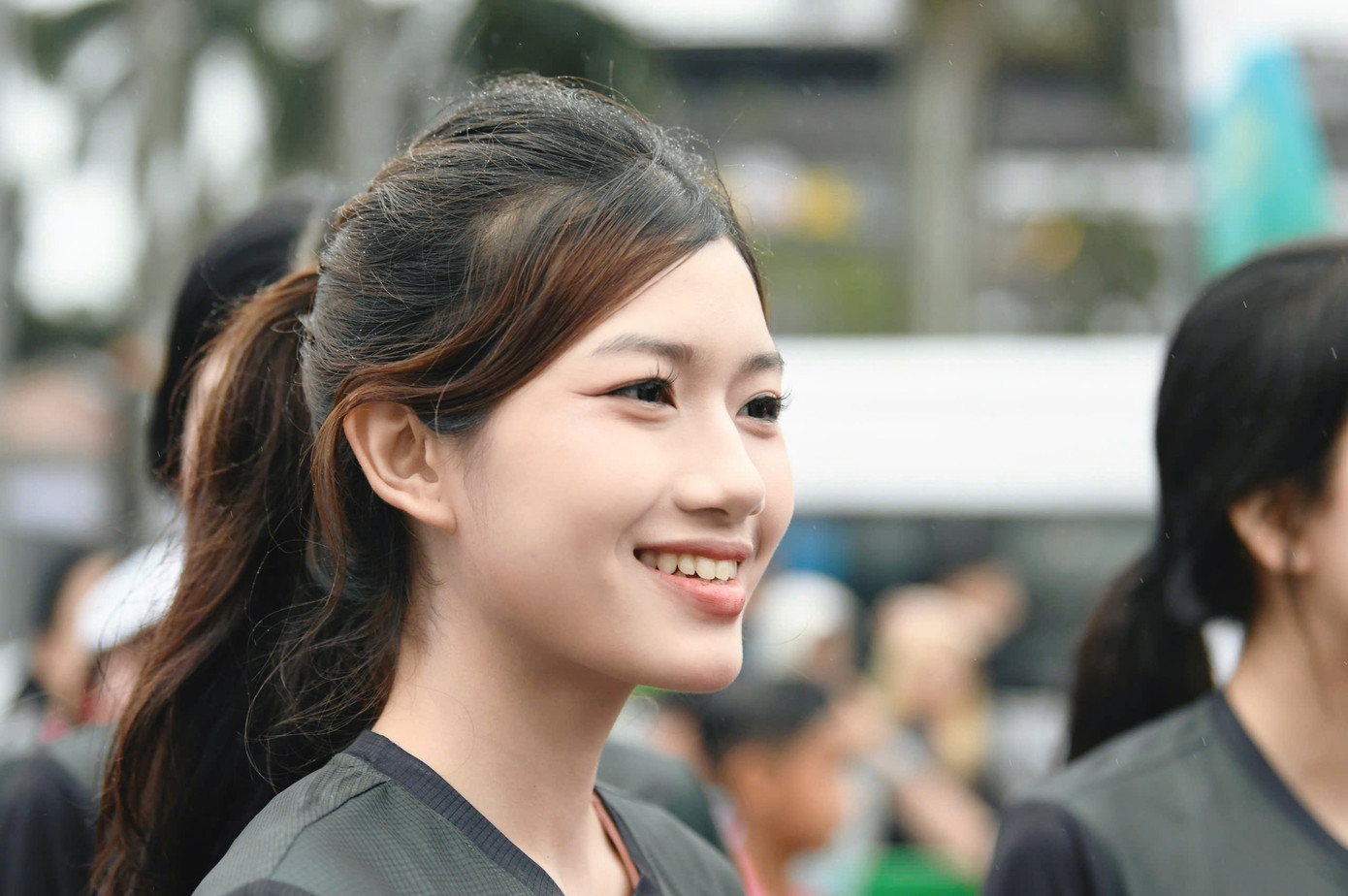 Thí sinh Nguyễn Ngọc Anh, sinh năm 2006 đến từ Hải Phòng cho biết cô xúc động khi chứng kiến hàng nghìn vận động viên tham gia Tiền Phong Marathon 2025. "Thời tiết mưa, lạnh ở Quảng Trị cũng không ngăn được những bước chân tiến về phía trước của hàng nghìn vận động viên", Ngọc Anh nói.