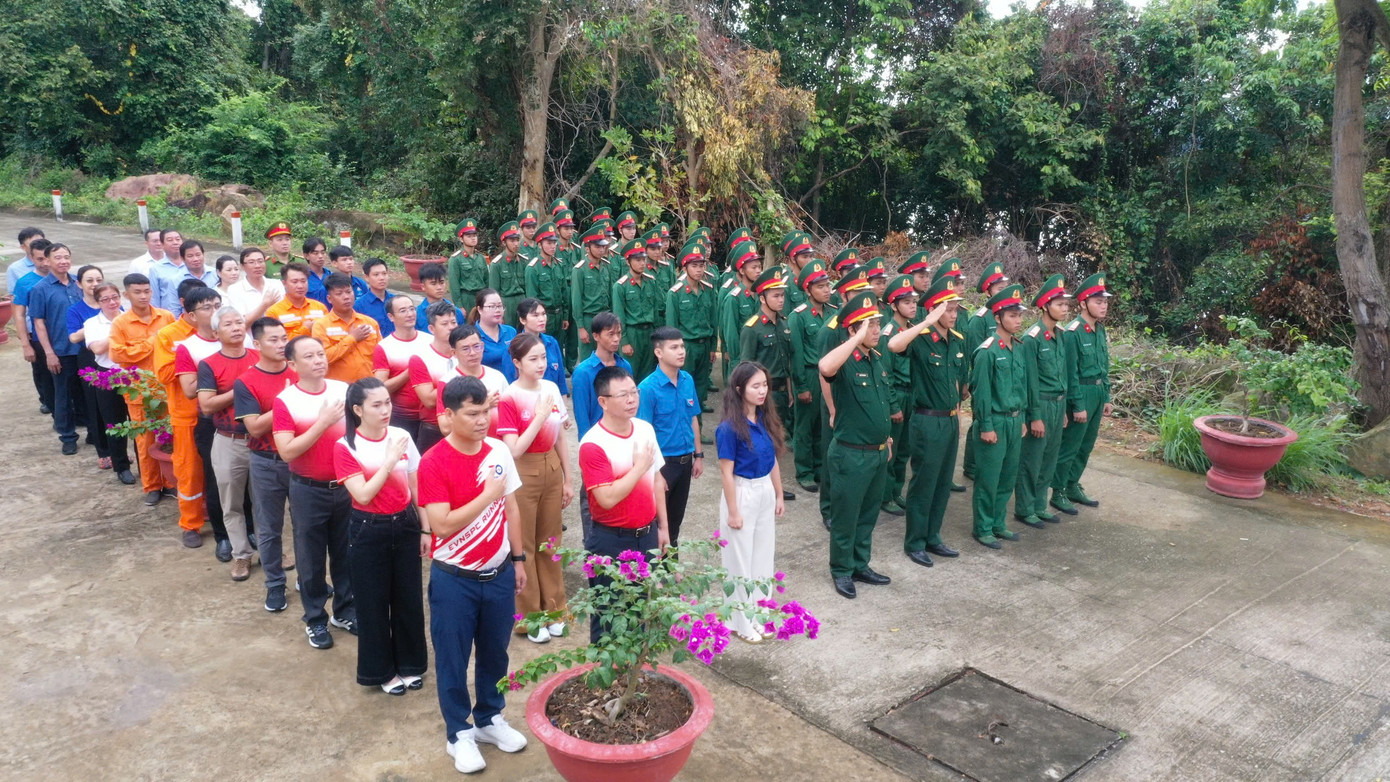 Trong chuyến thăm, tặng quà quân và dân xã đảo Thổ Châu, TP. Phú Quốc (tỉnh Kiên Giang), nhà báo Phùng Công Sưởng - Tổng Biên tập báo Tiền Phong, khởi phát ý tưởng thực hiện nghi thức thượng cờ Tổ quốc, chạy đồng hành cùng các chiến sỹ, nhân dân trên đảo và đoàn công tác nhằm hưởng ứng Giải Vô địch Quốc gia Marathon và cự ly dài báo Tiền Phong lần thứ 66 - năm 2025 tại Quảng Trị. Trong chuyến thăm, tặng quà quân và dân xã đảo Thổ Châu, TP. Phú Quốc (tỉnh Kiên Giang), nhà báo Phùng Công Sưởng - Tổng Biên tập báo Tiền Phong, khởi phát ý tưởng thực hiện nghi thức thượng cờ Tổ quốc, chạy đồng hành cùng các chiến sỹ, nhân dân trên đảo và đoàn công tác nhằm hưởng ứng Giải Vô địch Quốc gia Marathon và cự ly dài báo Tiền Phong lần thứ 66 - năm 2025 tại Quảng Trị.