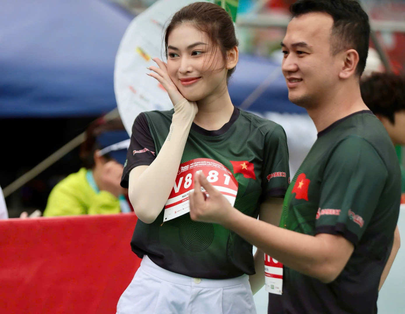 Tại vạch đích của Tiền Phong Marathon 2025, nhiều vận động viên, người hâm mộ xin chữ ký và chụp ảnh cùng Á hậu Ngọc Thảo.