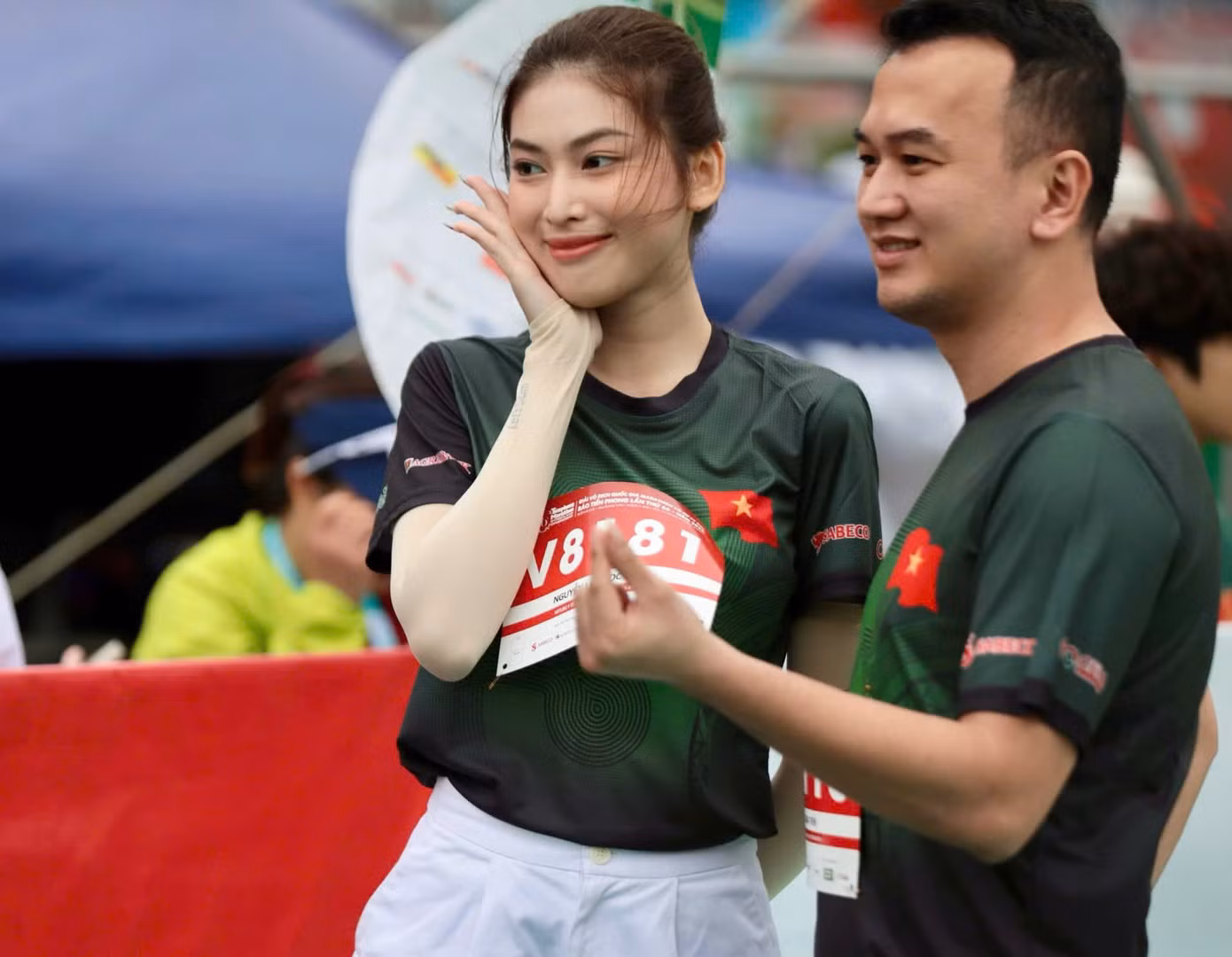 Tại vạch đích của Tiền Phong Marathon 2025, nhiều vận động viên, người hâm mộ xin chữ ký và chụp ảnh cùng Á hậu Ngọc Thảo.