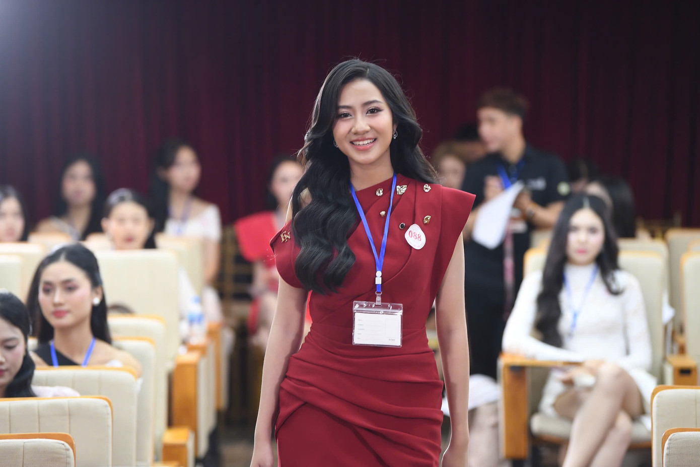 Để chuẩn bị cho cuộc thi, cô gái đến từ Phú Yên đã trau dồi thêm các kỹ năng như catwalk, makeup, làm tóc…