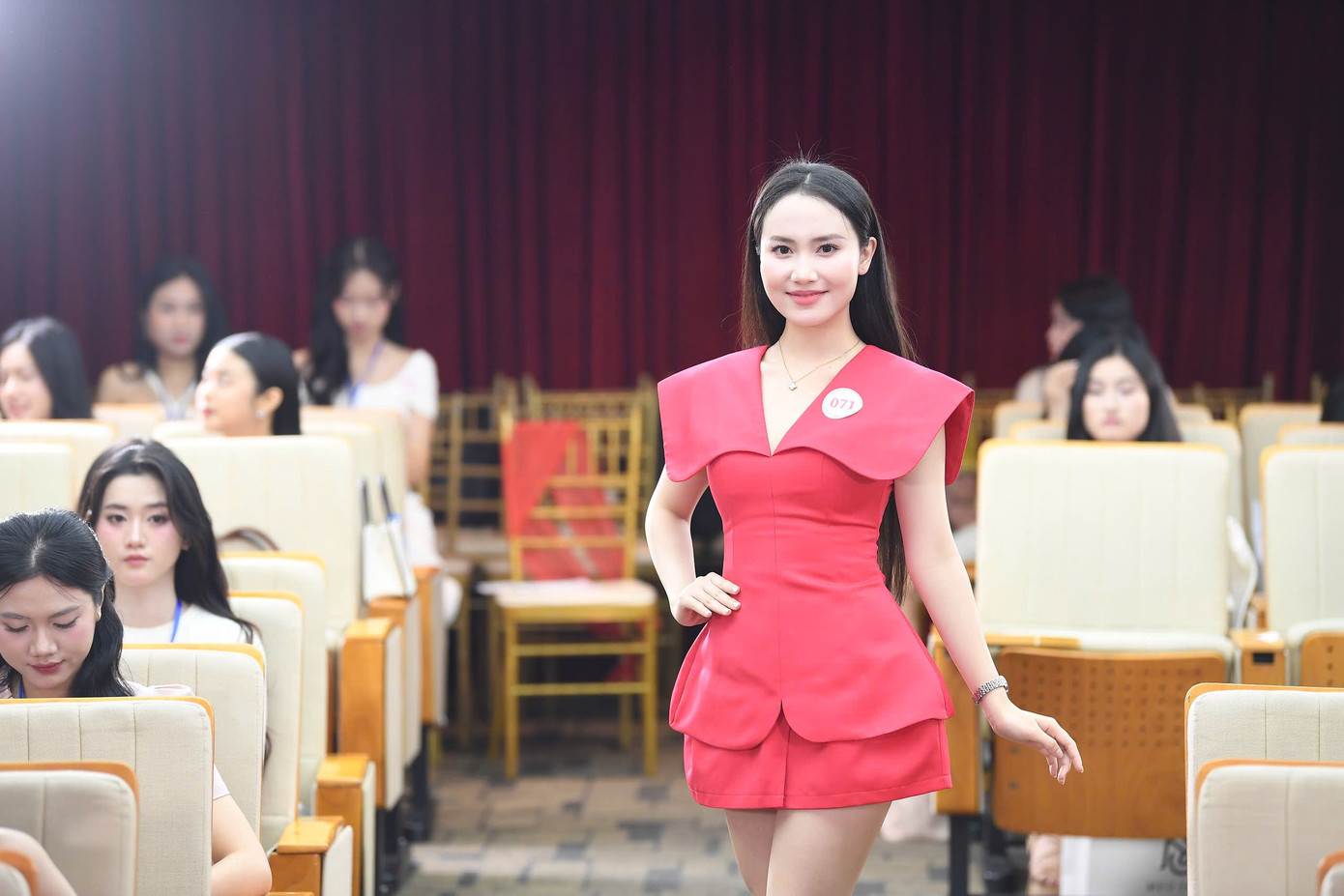 Theo Doanh Doanh, cô tự tin tri thức, trí tuệ và sự bản lĩnh của bản thân có thể tỏa sáng tại Hoa hậu Việt Nam 2024. "Tôi mong Hoa hậu Việt Nam cho mình những bài học, trải nghiệm. Ngược lại, tôi muốn lan tỏa năng lượng của bản thân tới các thí sinh khác cũng như người hâm mộ theo dõi cuộc thi", cô nhấn mạnh.