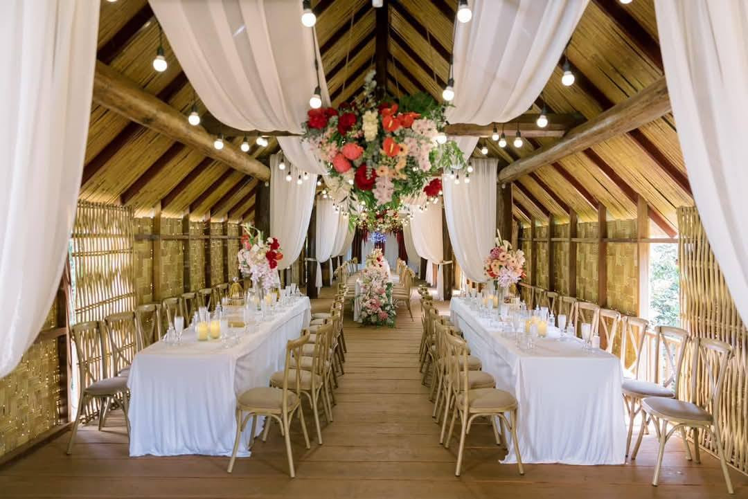 Không gian tiệc cưới trong nhà dài của Hoa hậu H'Hen Niê. Không gian tiệc cưới trong nhà dài của Hoa hậu H'Hen Niê.