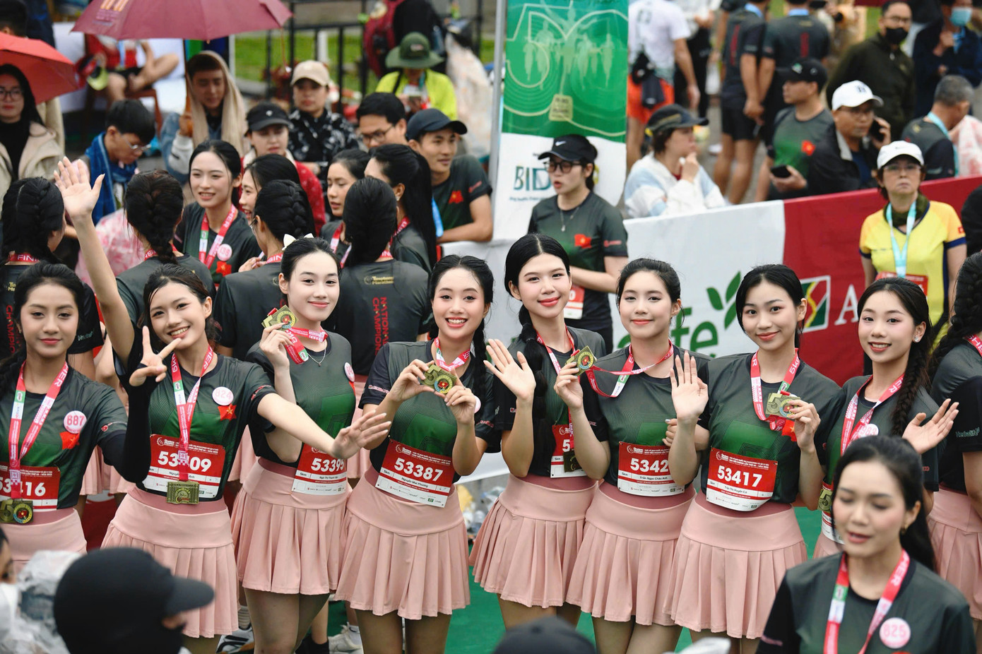 Trước giải chạy chính thức vào ngày 30/3, các thí sinh Hoa hậu Việt Nam 2024 tham gia các hoạt động đồng hành như dâng hương tại Nghĩa trang Trường Sơn, Nghĩa trang Đường 9, thăm Thành cổ Quảng Trị, thả hoa đăng ở bờ Thạch Hãn, lễ thượng cờ bên cầu Hiền Lương...