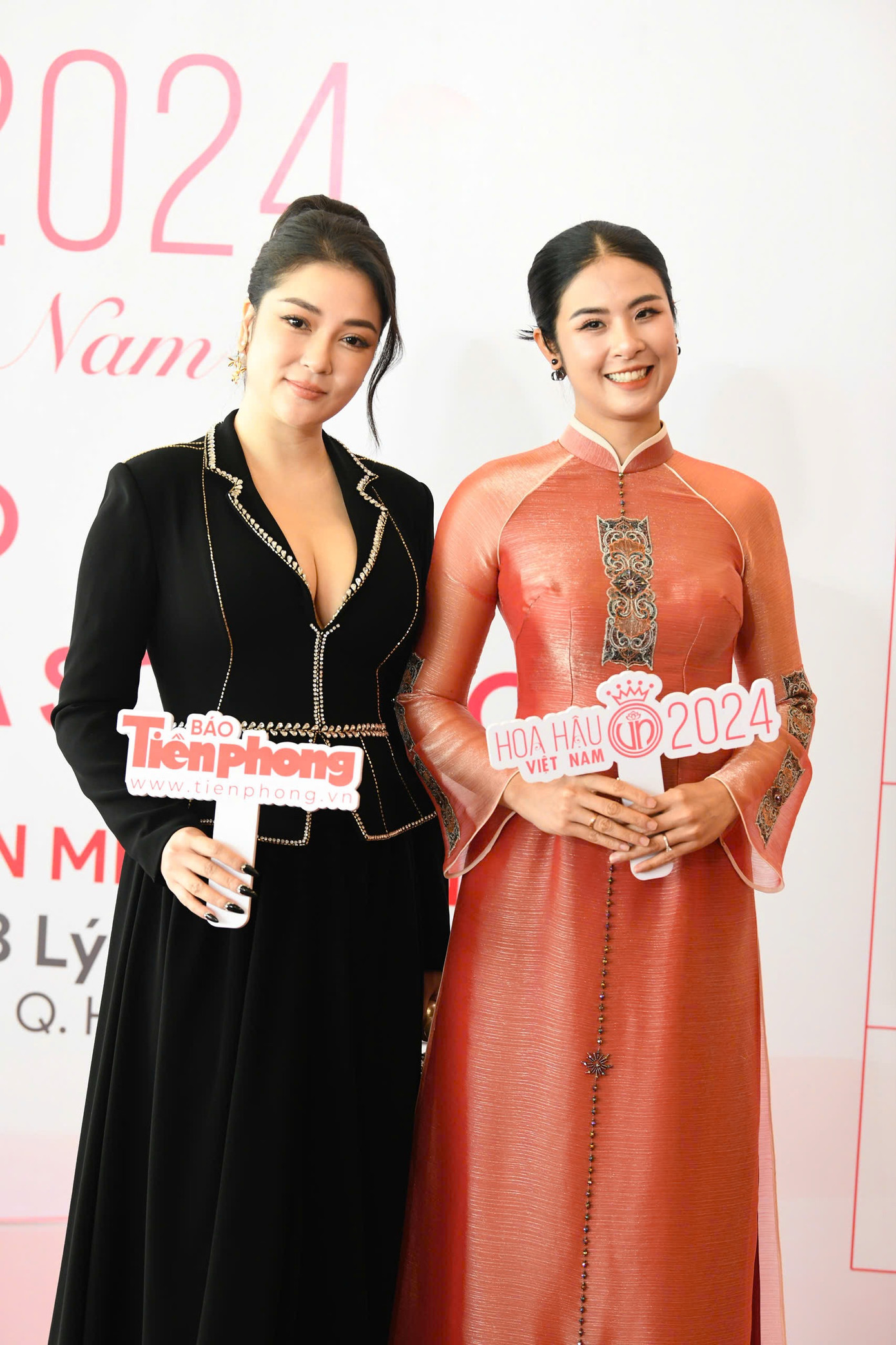 Khoảnh khắc Hoa hậu Nguyễn Thị Huyền và Hoa hậu Ngọc Hân hội ngộ tại họp báo.