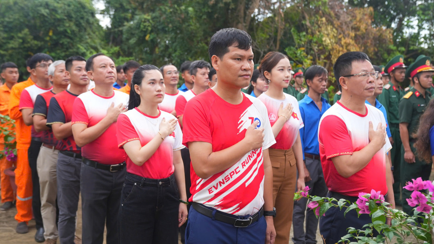 “Qua những gì khảo sát và chứng kiến, chúng tôi tin rằng đảo Thổ Chu – nơi có tình quân dân thắm thiết, là hòn đảo tiền tiêu, phát triển kinh tế - xã hội, xứng danh là lá chắn thép, cột mốc sống ở nơi đầu sóng ngọn gió, bảo vệ bình yên cho đất liền, người dân cả nước”, nhà báo Phùng Công Sưởng chia sẻ. “Qua những gì khảo sát và chứng kiến, chúng tôi tin rằng đảo Thổ Chu – nơi có tình quân dân thắm thiết, là hòn đảo tiền tiêu, phát triển kinh tế - xã hội, xứng danh là lá chắn thép, cột mốc sống ở nơi đầu sóng ngọn gió, bảo vệ bình yên cho đất liền, người dân cả nước”, nhà báo Phùng Công Sưởng chia sẻ.