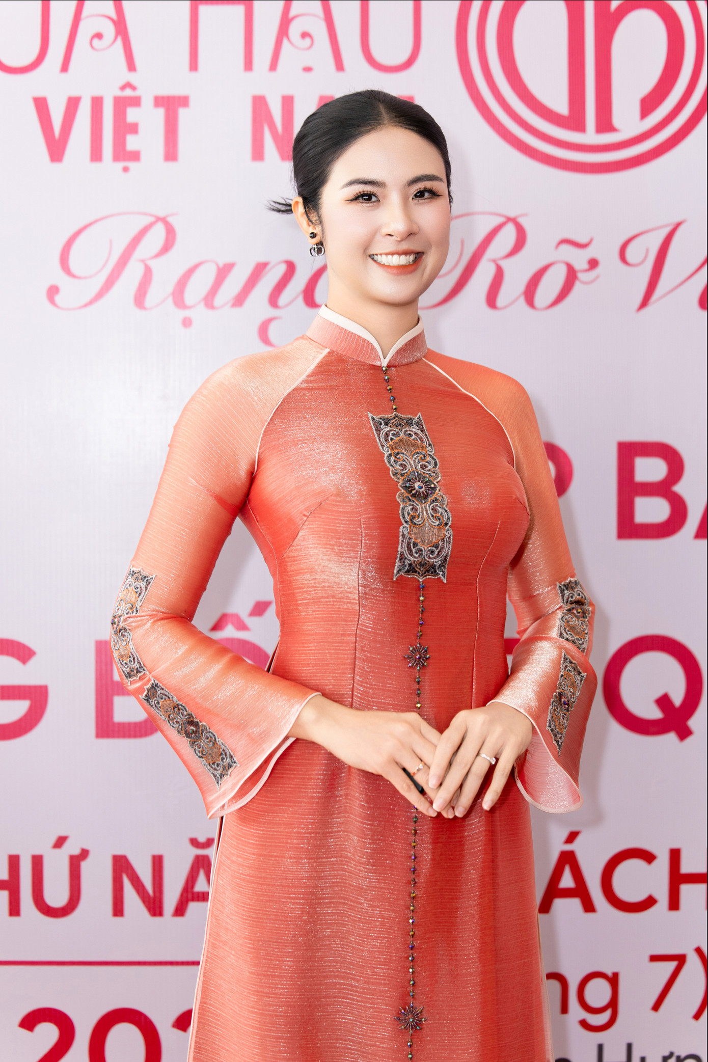 Tại họp báo công bố kết quả Sơ khảo Hoa hậu Việt Nam 2024 sáng 20/3, Hoa hậu Ngọc Hân xuất hiện rạng rỡ trong tà áo dài truyền thống.