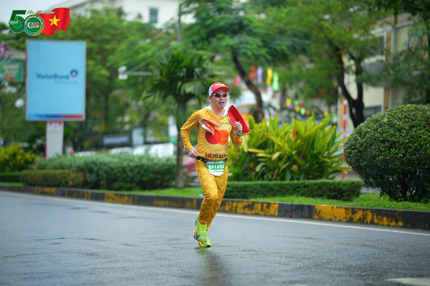 Anh Trần Đức Ninh - Trưởng Câu Lạc Bộ HDBank Runners chinh phục cự ly 42 km với thời gian là 3 giờ 35 phút.