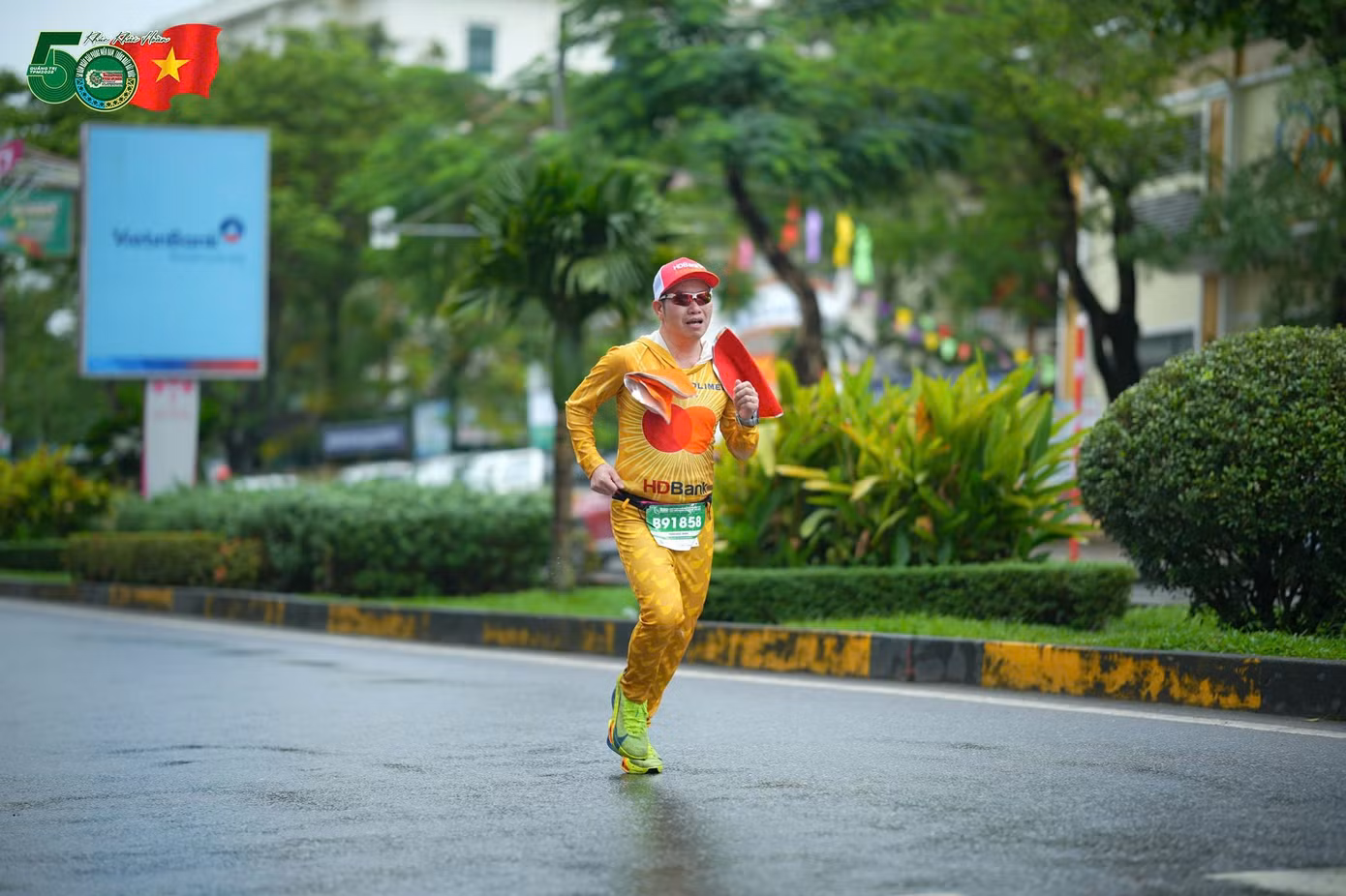 Anh Trần Đức Ninh - Trưởng Câu Lạc Bộ HDBank Runners chinh phục cự ly 42 km với thời gian là 3 giờ 35 phút.