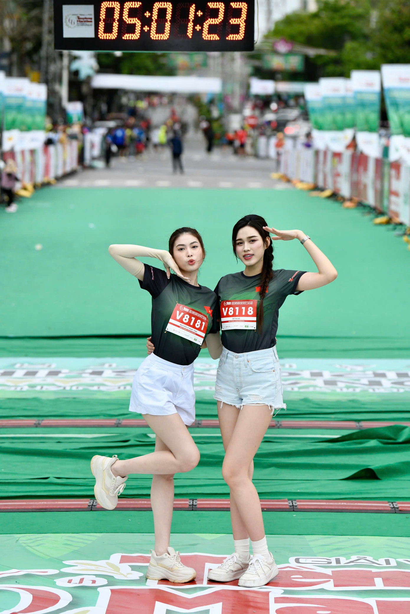 "Đến với Tiền Phong Marathon, tôi không chỉ cảm nhận được tinh thần thể thao, sự quyết tâm của vận động viên, cuồng nhiệt của các vận động viên mà còn tự hào vì sự kiện gắn liền với các yếu tố văn hóa, lịch sử. Năm nay, tôi có dịp trải nghiệm nhiều hoạt động đồng hành của giải đấu như lễ thượng cờ ở cầu Hiền Lương, dâng hương tại nghĩa trang liệt sĩ Trường Sơn, nghĩa trang liệt sĩ Đường 9, thăm Thành cổ Quảng Trị. Ngoài ra, tôi thưởng thức nhiều món ăn là đặc sản của mảnh đất này", Đỗ Hà chia sẻ.