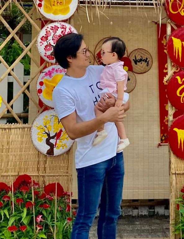 Quý Bình thường chia sẻ những hình ảnh đời thường bên con trai. Quý Bình thường chia sẻ những hình ảnh đời thường bên con trai.