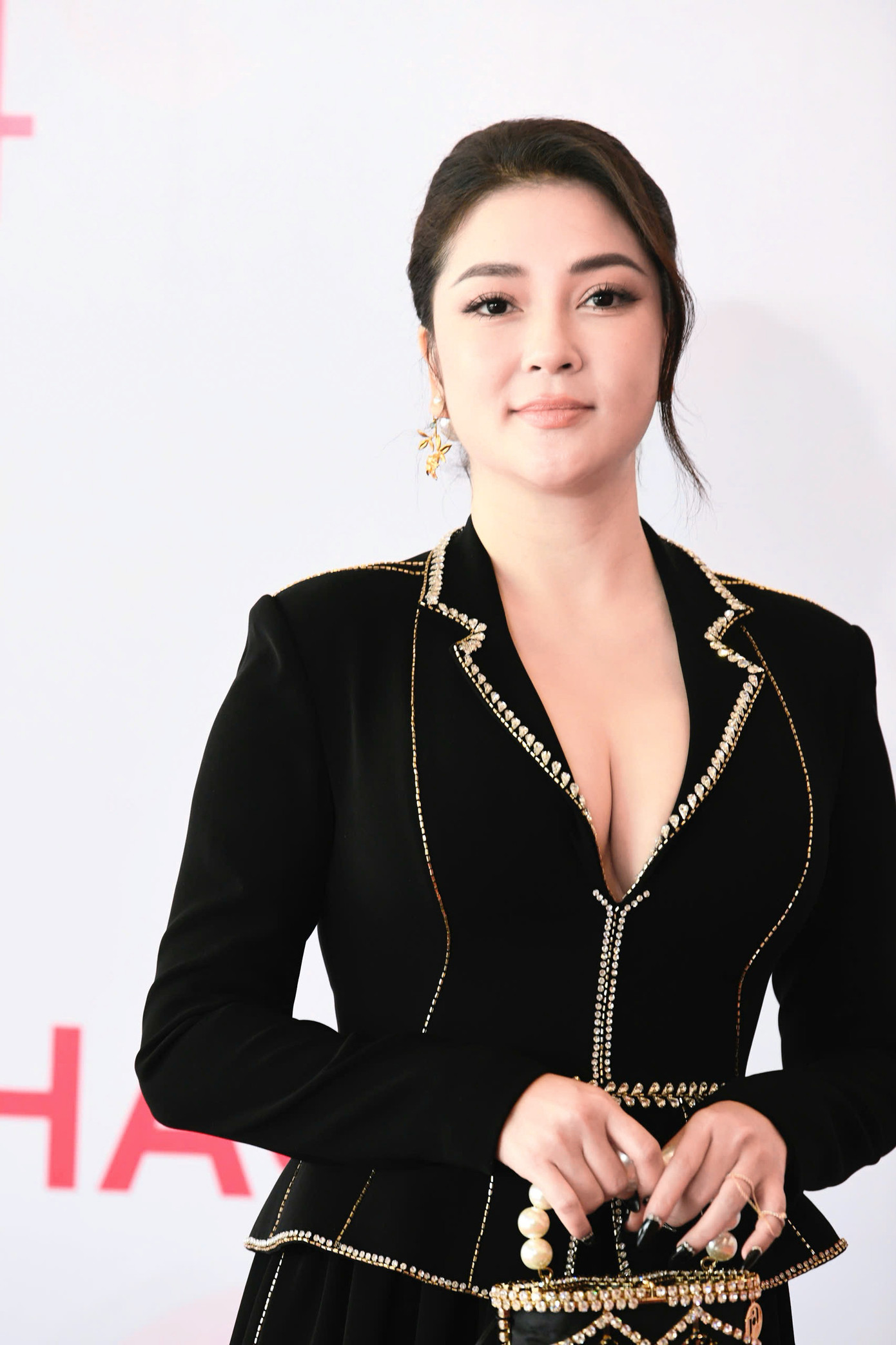 Trên thảm đỏ, Hoa hậu Nguyễn Thị Huyền diện áo xẻ ngực sâu, khoe vẻ đẹp căng tràn ở tuổi 40.