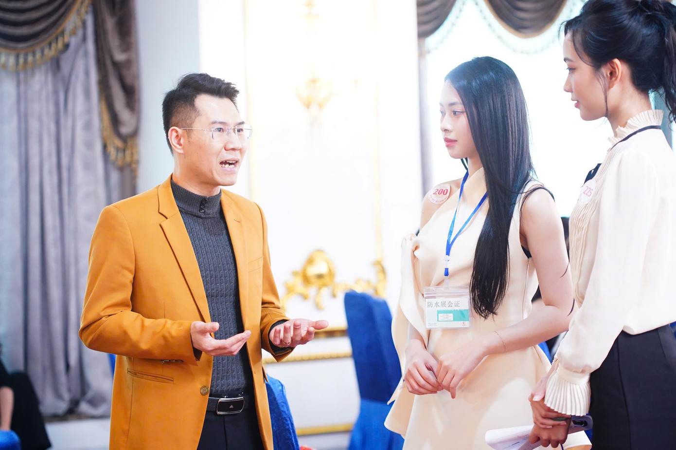 Thầy Nguyễn Quang Điều trao đổi cùng sinh viên Đại học Kinh tế Quốc dân là ứng viên Hoa hậu Việt Nam 2024. Ảnh: Duy Phạm. Thầy Nguyễn Quang Điều trao đổi cùng sinh viên Đại học Kinh tế Quốc dân là ứng viên Hoa hậu Việt Nam 2024. Ảnh: Duy Phạm.