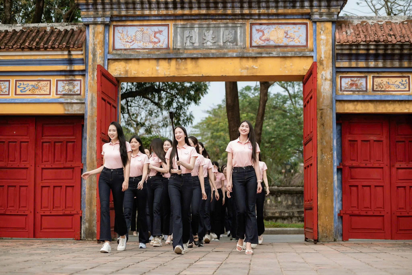 Trong khuôn khổ vòng chung khảo Hoa hậu Việt Nam 2024, các thí sinh có hoạt động trải nghiệm tại Đại nội Huế.
