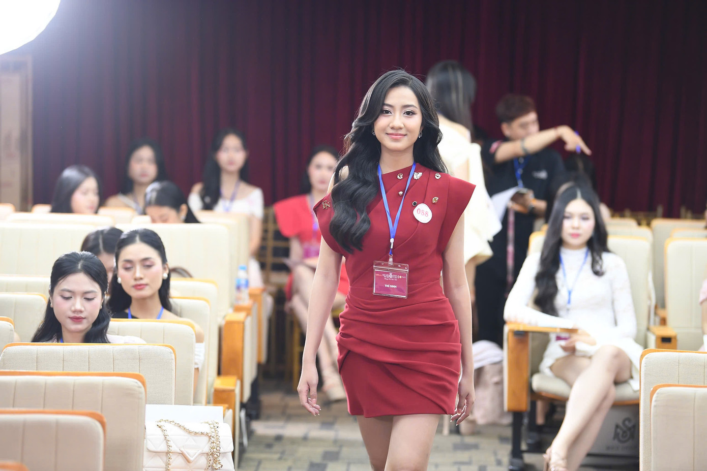 Trúc Linh chia sẻ việc từng tham gia cuộc thi hoa khôi cấp trường và giành danh hiệu giúp cô bớt áp lực khi ghi danh ở Hoa hậu Việt Nam 2024.