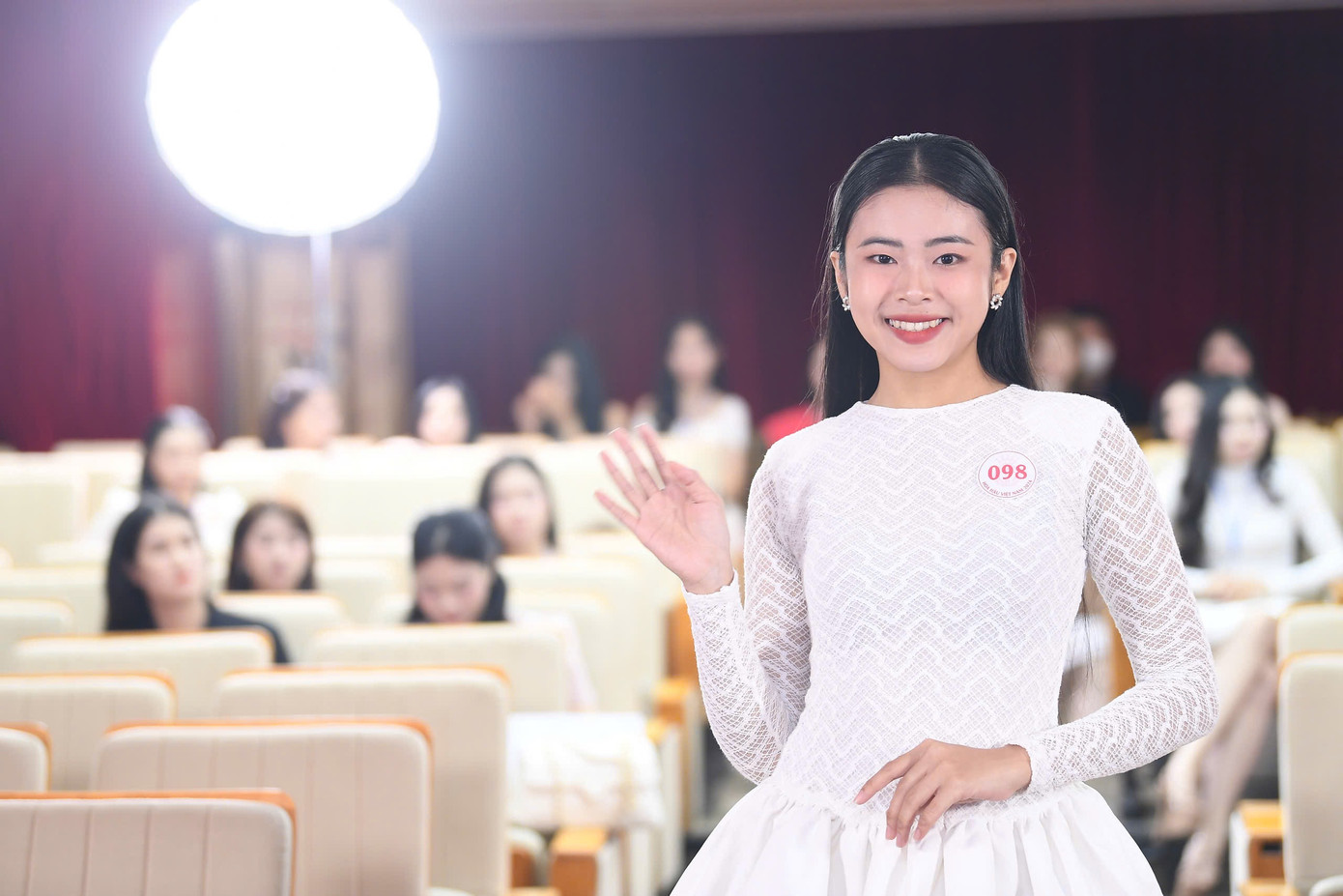 Thí sinh Nguyễn Thị Trang (SBD 098) sinh năm 2003, là Á khôi Đại sứ Văn hóa Asian. Nữ sinh Đại học Mở TPHCM cho biết cô từng nghĩ mình không hợp với cuộc thi Hoa hậu Việt Nam vì sự cá tính của bản thân. Tuy nhiên, cô vượt qua rào cản để ghi danh, tham dự vòng sơ khảo.