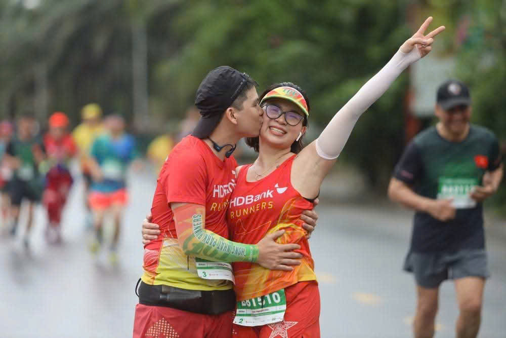 Khoảnh khắc họ bất ngờ trao nhau nụ hôn trên đường chạy Tiền Phong Marathon 2025 mang đến nhiều cảm xúc.