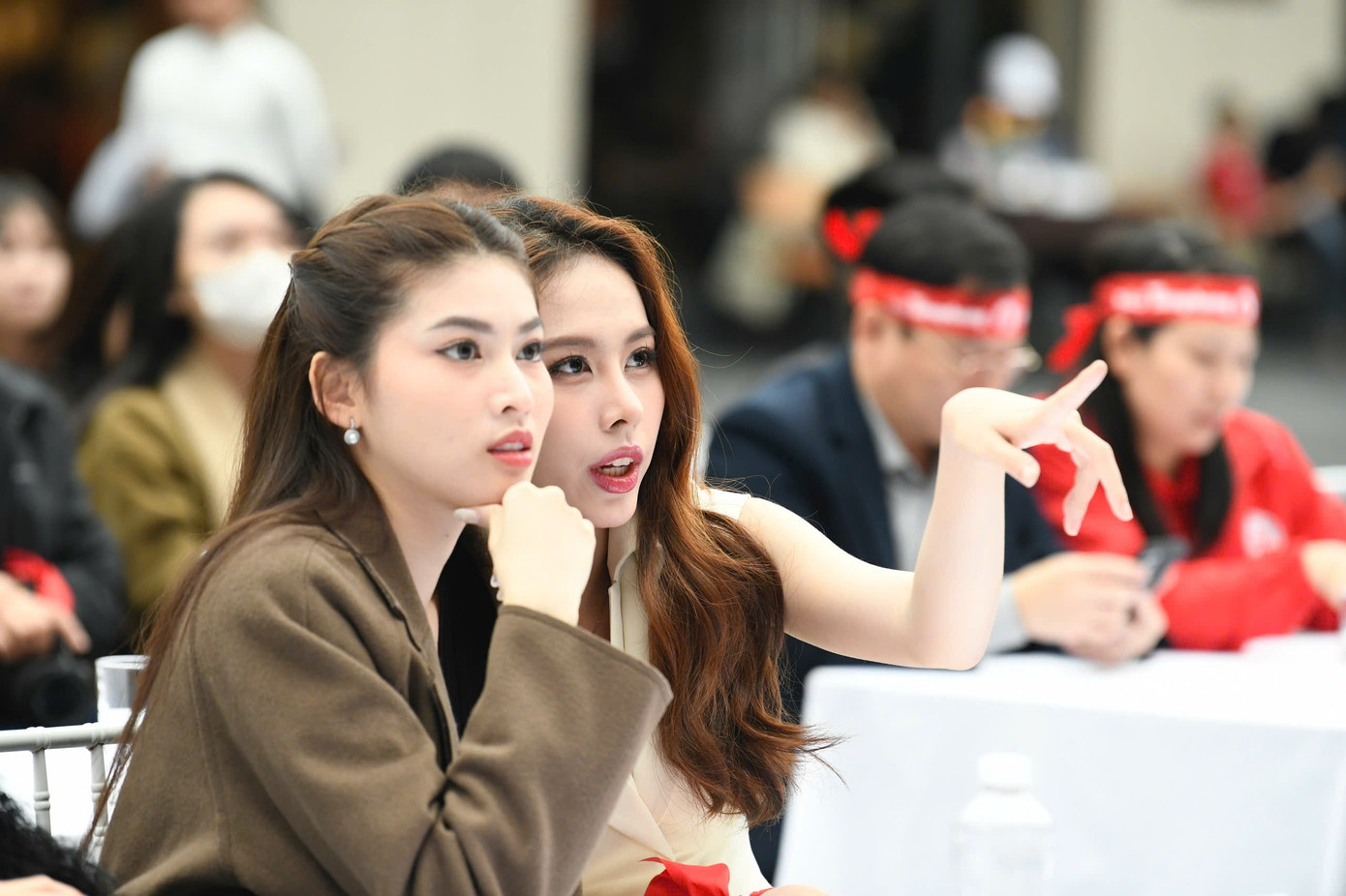 Á hậu Ngọc Thảo và Á hậu Ngọc Hằng phấn khích trước không khí sôi động, náo nhiệt tại "Giọt hồng cội Việt". Á hậu Ngọc Thảo và Á hậu Ngọc Hằng phấn khích trước không khí sôi động, náo nhiệt tại "Giọt hồng cội Việt".