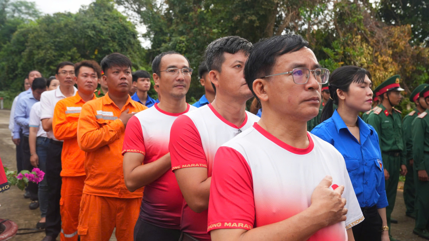 Bên cạnh nghi thức thượng cờ, đoàn công tác chạy đồng hành nhằm hưởng ứng Giải Vô địch Quốc gia Marathon và cự ly dài báo Tiền Phong lần thứ 66 - năm 2025 tại Quảng Trị. Bên cạnh nghi thức thượng cờ, đoàn công tác chạy đồng hành nhằm hưởng ứng Giải Vô địch Quốc gia Marathon và cự ly dài báo Tiền Phong lần thứ 66 - năm 2025 tại Quảng Trị.