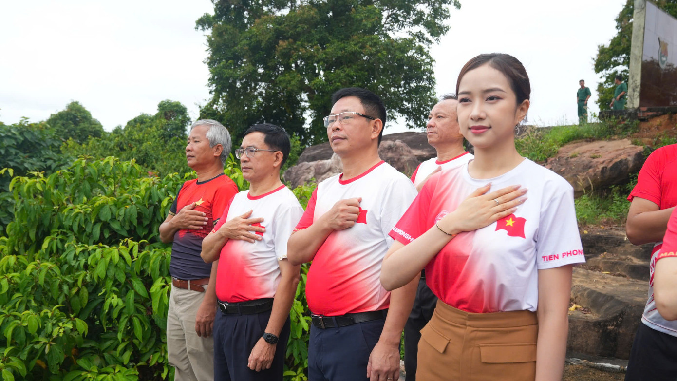 Đảo Thổ Chu (còn có tên gọi là Thổ Châu, TP. Phú Quốc, tỉnh Kiên Giang) nằm ở cực Tây Nam của Tổ quốc, có diện tích khoảng 14 km2. Đảo Thổ Chu (còn có tên gọi là Thổ Châu, TP. Phú Quốc, tỉnh Kiên Giang) nằm ở cực Tây Nam của Tổ quốc, có diện tích khoảng 14 km2.