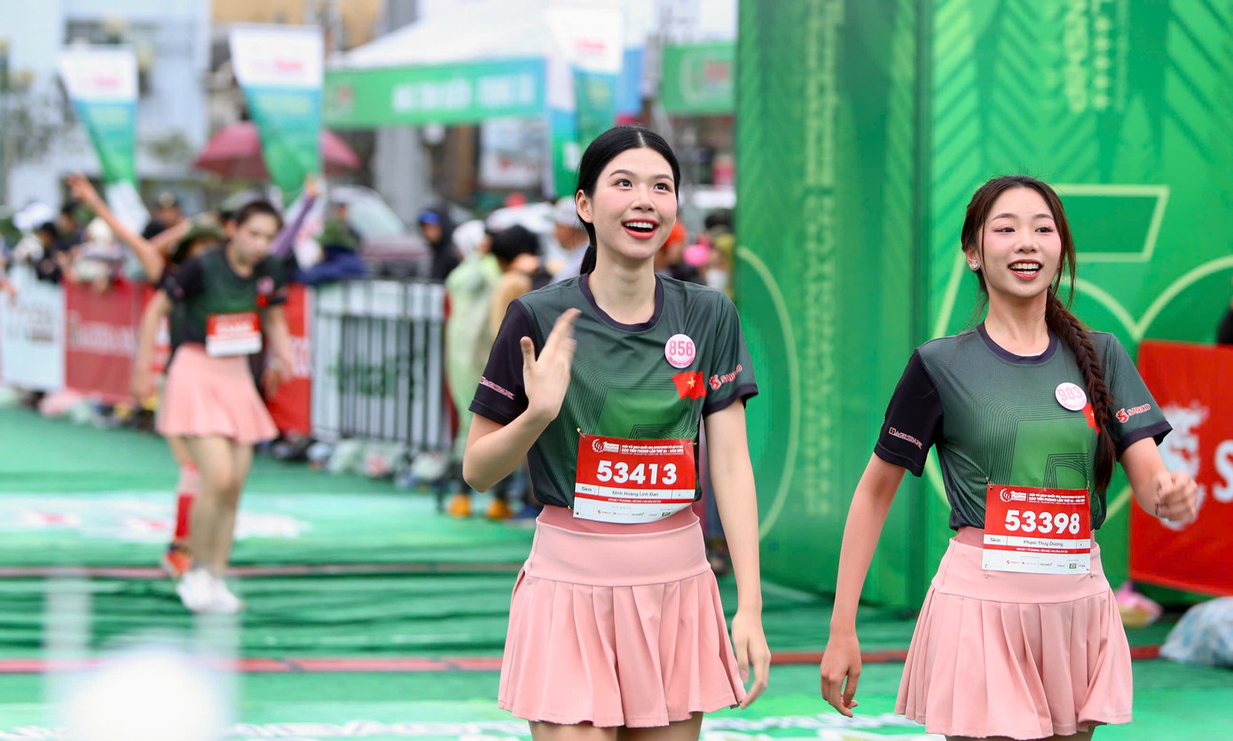 Nụ cười hạnh phúc, mãn nguyện của thí sinh Đinh Hoàng Linh Đan khi cán đích.