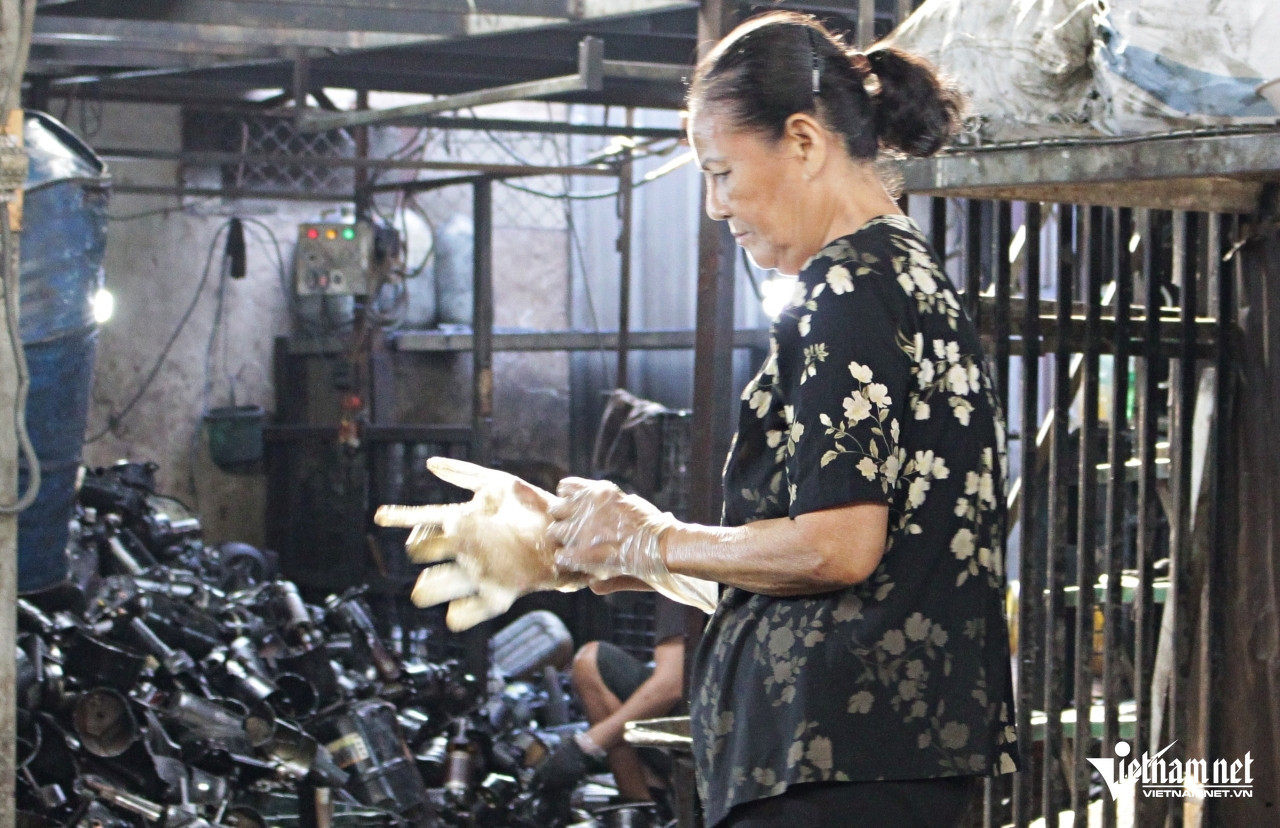 Bà được chủ nhà trọ hỗ trợ việc làm, trả nợ giúp. Ảnh: Hà Nguyễn. Bà được chủ nhà trọ hỗ trợ việc làm, trả nợ giúp. Ảnh: Hà Nguyễn.