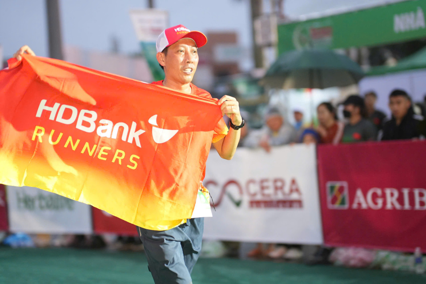 Năm nay, hơn 100 HDBank Runners hào hứng chinh phục đường chạy của Tiền Marathon 2025.