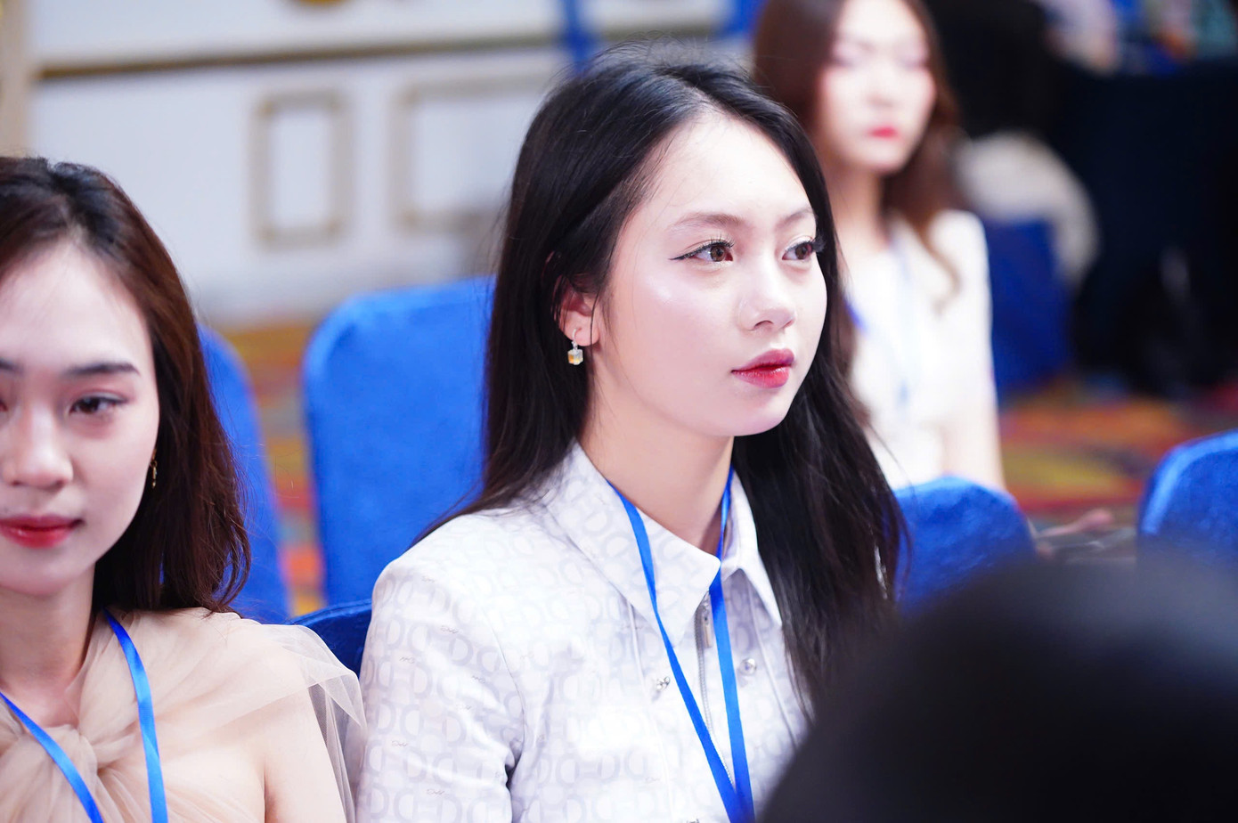 Chiều cùng ngày, nhiều thí sinh vẫn tiếp tục ghi danh, xếp hàng dài đợi tham gia các phần thi của Vòng Sơ khảo phía Bắc.