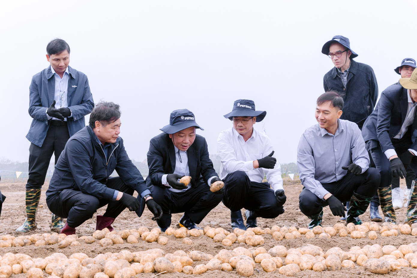 Ông Lê Quốc Thanh - Giám đốc Trung tâm Khuyến nông Quốc gia, ông Nguyễn Đỗ Anh Tuấn - Vụ trưởng Vụ Hợp tác quốc tế (Bộ Nông nghiệp và Môi trường) và các đối tác kiểm tra thực tế tại ruộng khoai tây trồng ở thị xã Quế Võ, tỉnh Bắc Ninh. Ông Lê Quốc Thanh - Giám đốc Trung tâm Khuyến nông Quốc gia, ông Nguyễn Đỗ Anh Tuấn - Vụ trưởng Vụ Hợp tác quốc tế (Bộ Nông nghiệp và Môi trường) và các đối tác kiểm tra thực tế tại ruộng khoai tây trồng ở thị xã Quế Võ, tỉnh Bắc Ninh.