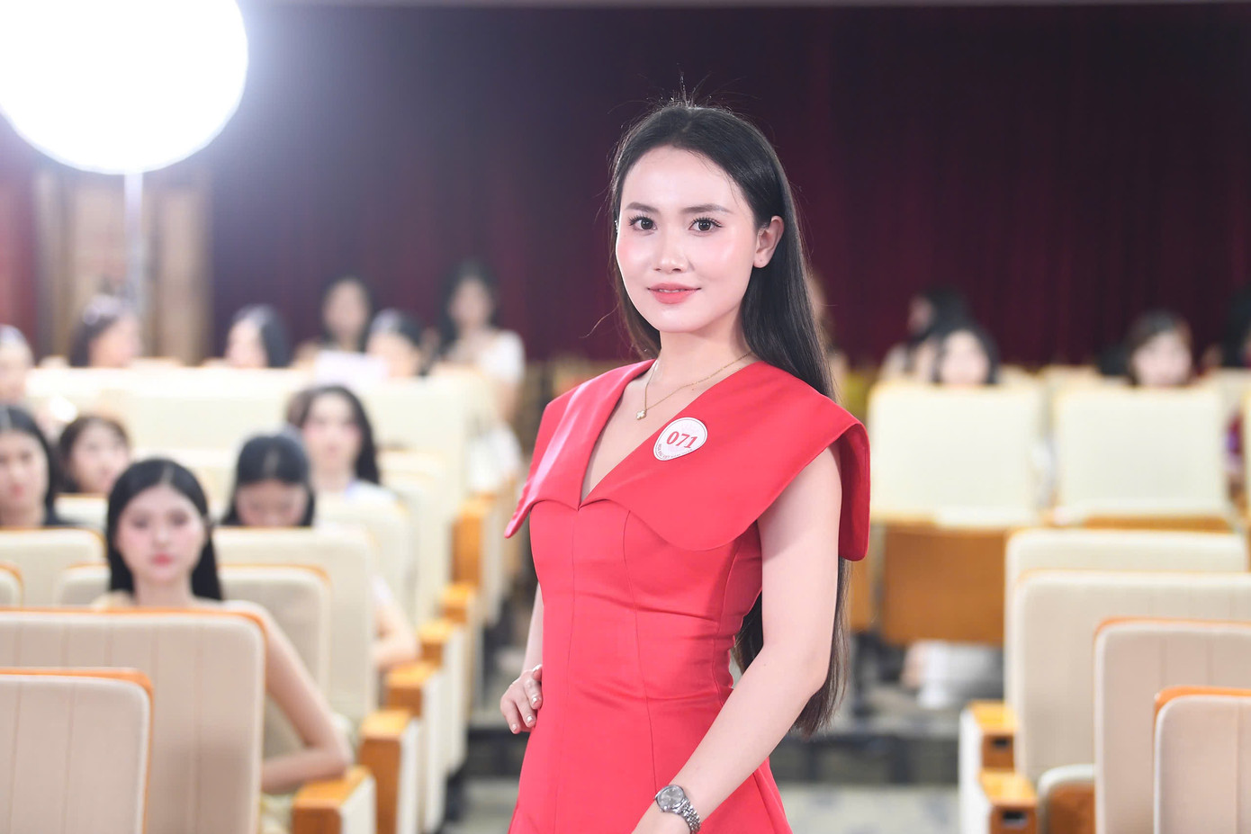 Thí sinh Phùng Doanh Doanh (SBD 071), sinh năm 2005. Cô là Hoa khôi huyện Thạnh Hóa, Long An.