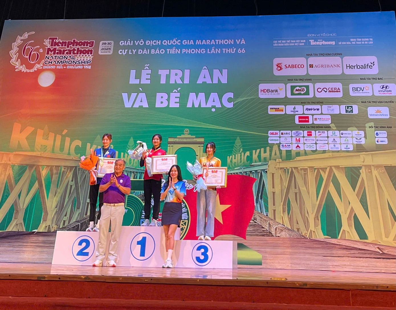 Bà Đàm Truyền Uyên Ly - Giám Đốc Chi Nhánh Quảng Trị - Ngân Hàng TMCP Phát Triển TPHCM trao giải cho các VĐV.