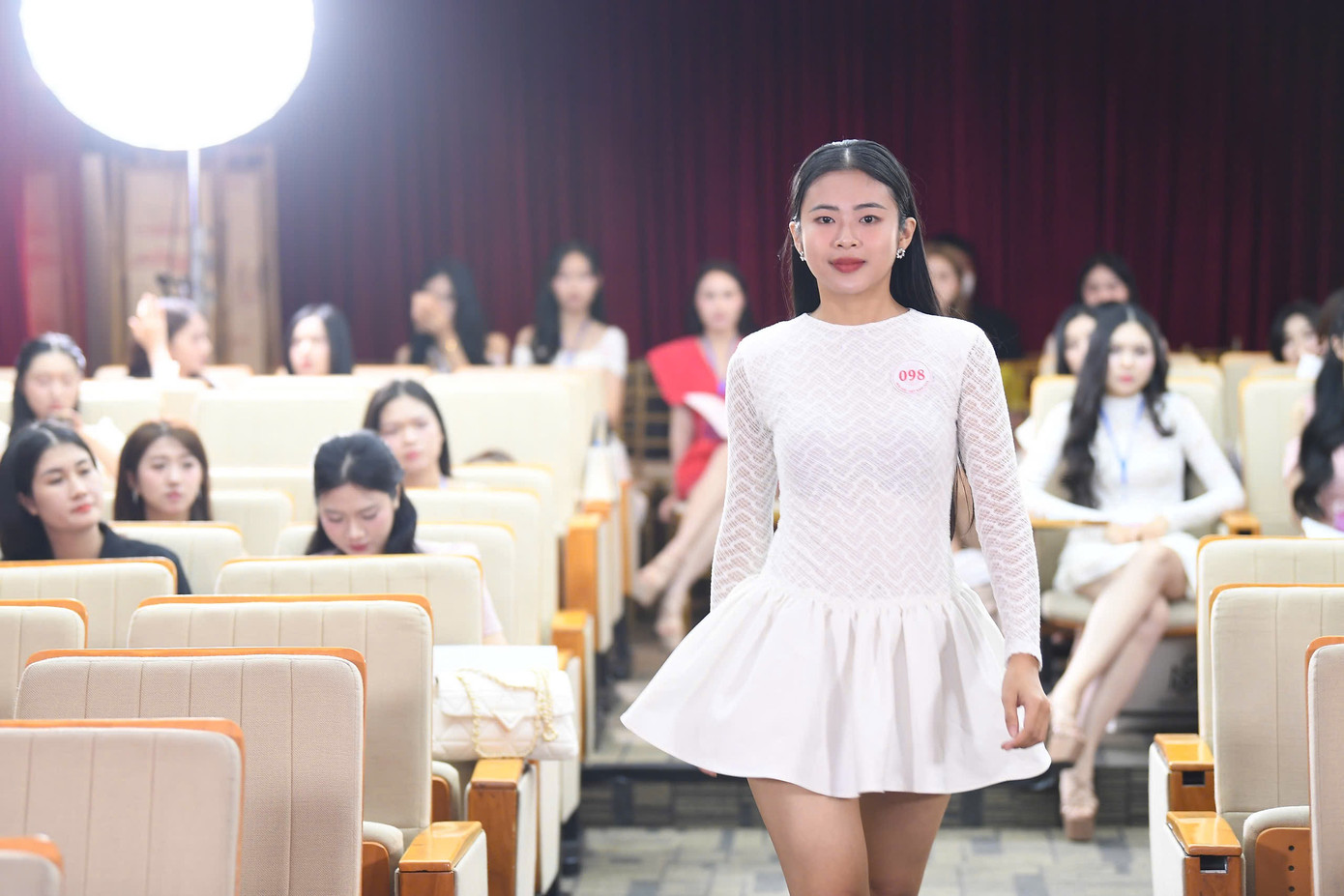 Nguyễn Thị Trang tự tin ở khả năng thuyết trình, MC... Ngoài tiếng Anh, cô đang học thêm và có thể giao tiếp 3 thứ tiếng: Trung, Thái, Nhật.