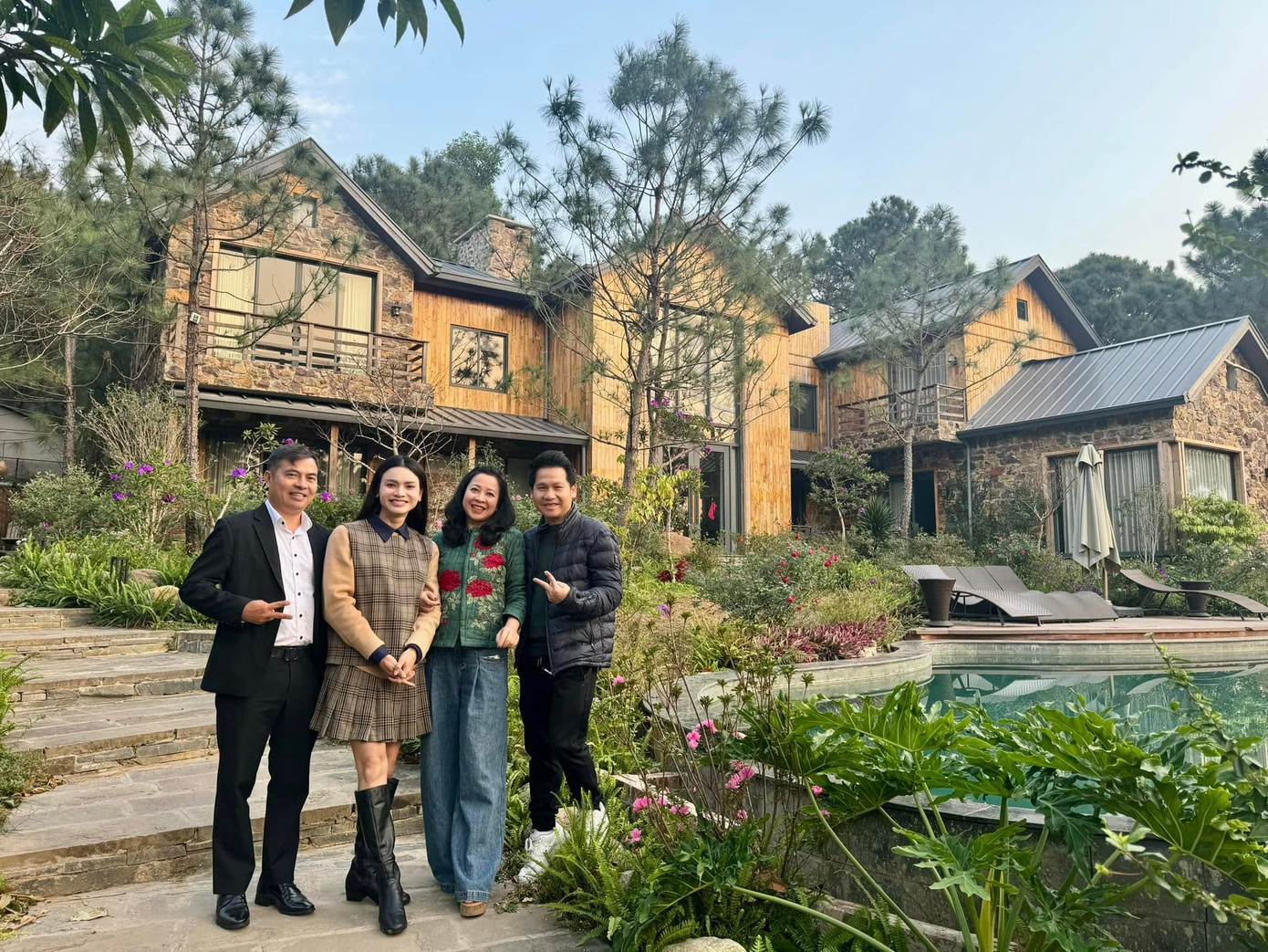 Phương Thảo và bạn trai chụp ảnh cùng vợ chồng ca sĩ Trọng Tấn. Phương Thảo và bạn trai chụp ảnh cùng vợ chồng ca sĩ Trọng Tấn.