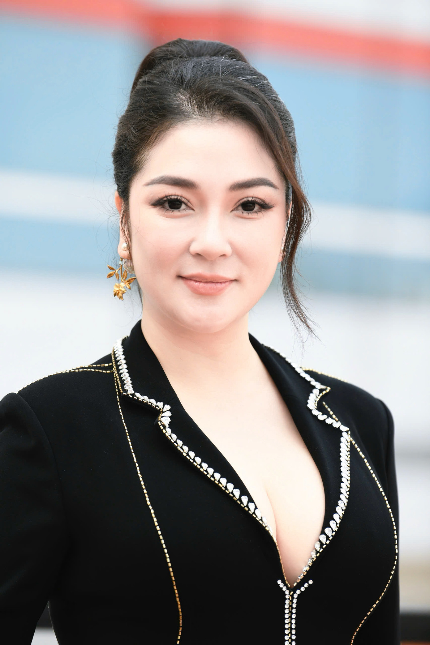 &quot;Tôi vài ngày trước khác hơn hôm nay. Tôi lúc đó có thể xuề xòa, đơn giản hơn. Nhưng hôm nay, tôi đã chỉn chu hơn, đẹp hơn. Các bạn thí sinh Hoa hậu Việt Nam 2024 cũng vậy. Họ sẽ hoàn thiện và trưởng thành hơn theo từng chặng đường cuộc thi&quot;, Hoa hậu Nguyễn Thị Huyền nói.