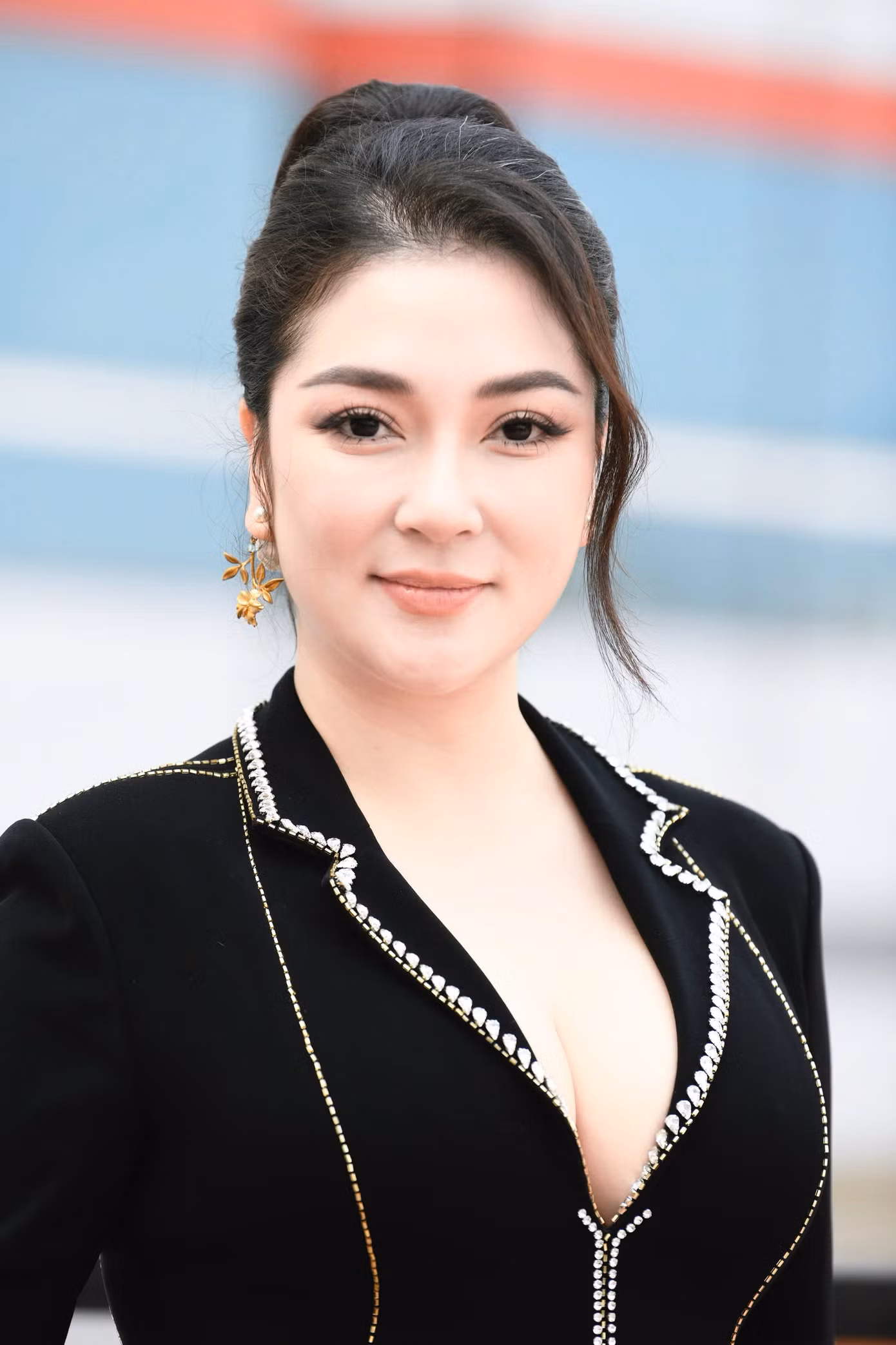 "Tôi vài ngày trước khác hơn hôm nay. Tôi lúc đó có thể xuề xòa, đơn giản hơn. Nhưng hôm nay, tôi đã chỉn chu hơn, đẹp hơn. Các bạn thí sinh Hoa hậu Việt Nam 2024 cũng vậy. Họ sẽ hoàn thiện và trưởng thành hơn theo từng chặng đường cuộc thi", Hoa hậu Nguyễn Thị Huyền nói.
