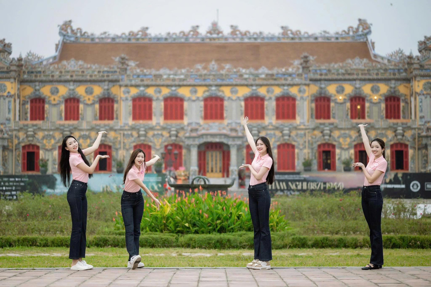 Các thí sinh hào hứng tìm hiểu nét đặc trưng văn hóa truyền thống địa phương thông qua buổi trải nghiệm.