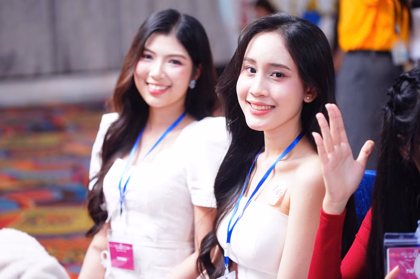 "Đa số các thí sinh Hoa hậu Việt Nam có vẻ đẹp tự nhiên, hình thể đạt chuẩn. Về những trường hợp có can thiệp thẩm mỹ, chúng tôi thăm khám kỹ càng, trao đổi thẳng thắn với thí sinh để đi đến quyết định cuối cùng. Có trường hợp cần tham khảo ý kiến của chuyên gia đầu ngành trong lĩnh vực răng hàm mặt”, Thạc sĩ, Bác sĩ Nguyễn Nhâm Quỳnh Anh chia sẻ.