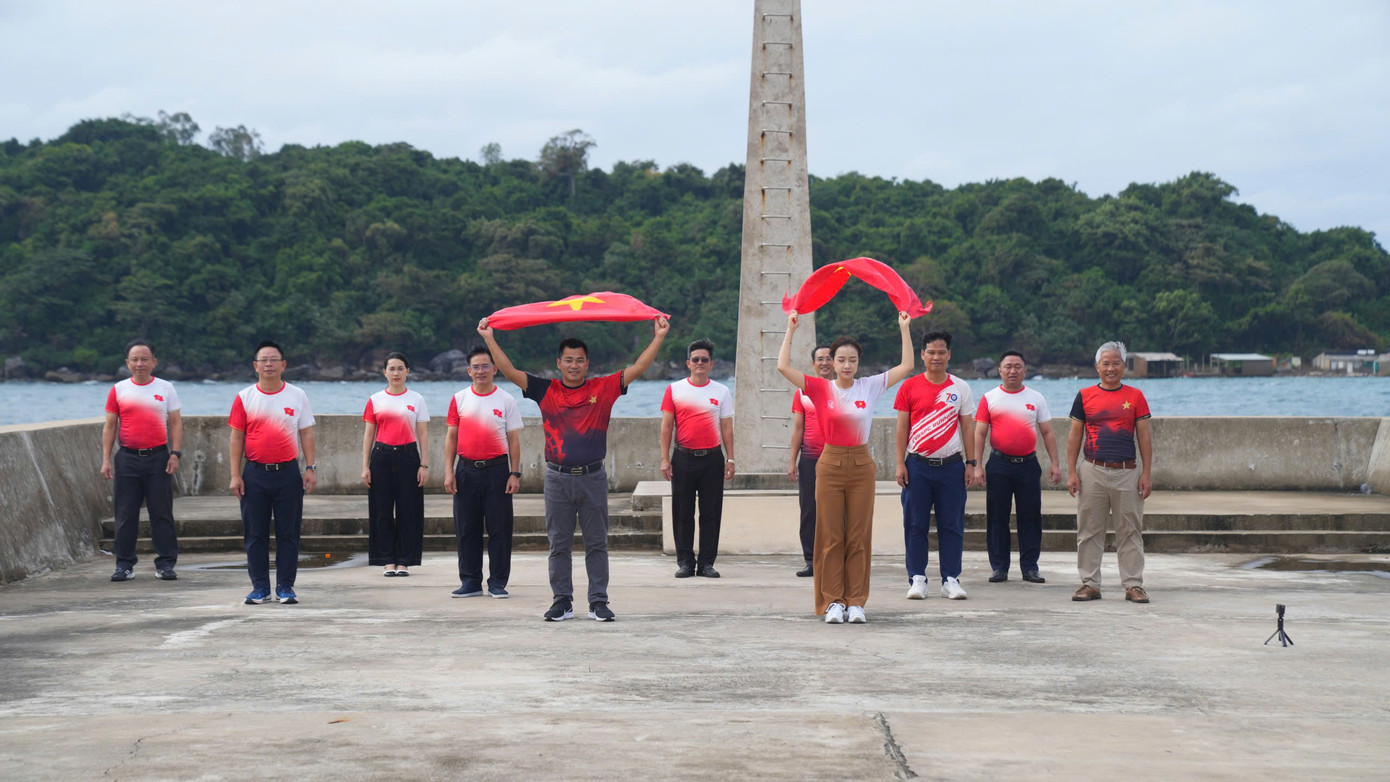 Xúc động khoảnh khắc lá cờ Tổ quốc tung bay trên đảo Thổ Chu. Xúc động khoảnh khắc lá cờ Tổ quốc tung bay trên đảo Thổ Chu.