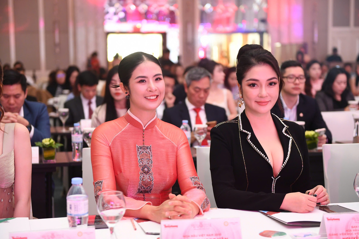 Hoa hậu Ngọc Hân bày tỏ ngưỡng mộ khi đàn chị sở hữu nhan sắc vượt thời gian sau 21 năm đăng quang.