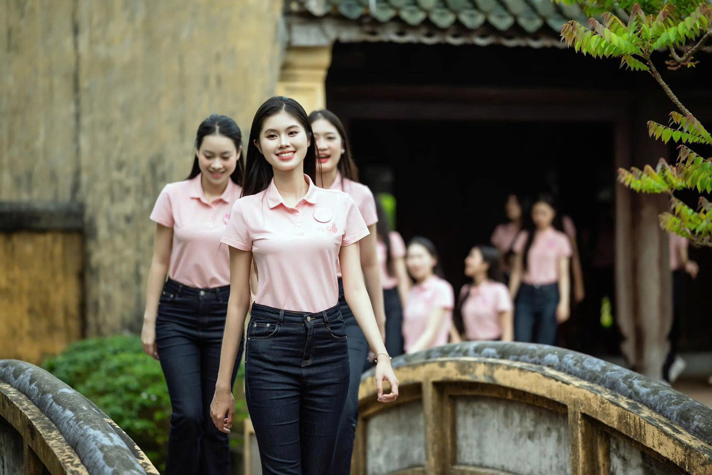 Thí sinh Võ Đoàn Bảo Hà (SBD 584) cảm thấy biết ơn khi được BTC Hoa hậu Việt Nam 2024 tạo cơ hội đến thăm Đại nội Huế. Cô ấn tượng bởi vẻ đẹp cổ kính và sự uy nghiêm của kinh thành xưa. Đây cũng là trải nghiệm giúp cô hiểu thêm về lịch sử, văn hóa Việt Nam. “Với tôi, mỗi ngày trôi qua tại nhà chung Hoa hậu Việt Nam đều là những kỷ niệm, trải nghiệm vô cùng quý giá. Cảm ơn Hoa hậu Việt Nam đã cho tôi và các thí sinh cơ hội để trưởng thành và mở mang vốn hiểu biết”, Bảo Hà nhấn mạnh.