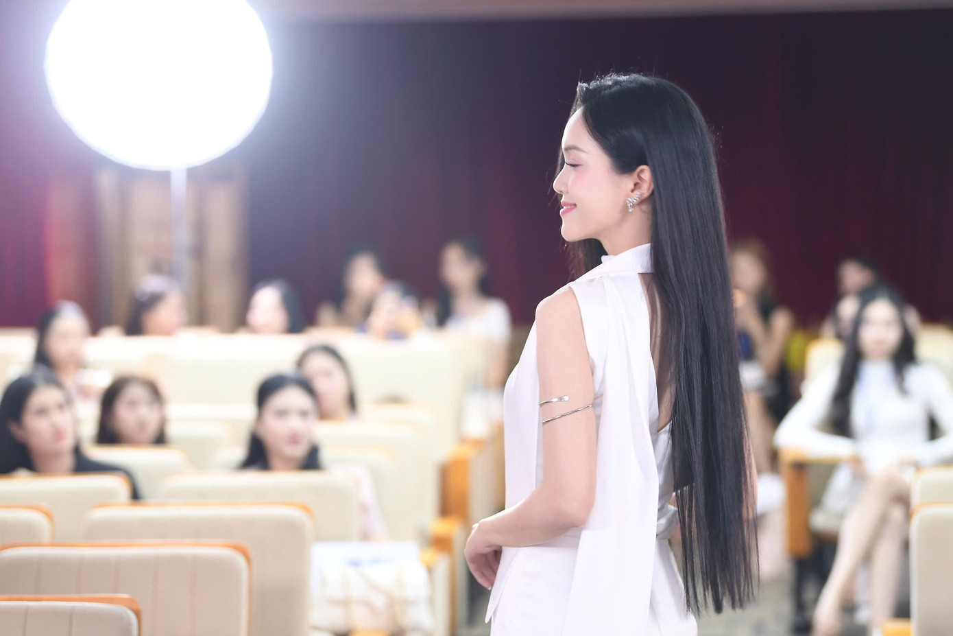 Hiện, cô là MC song ngữ tự do, trợ giảng đối ngoại của Trung tâm Ngoại ngữ Bộ Ngoại giao.