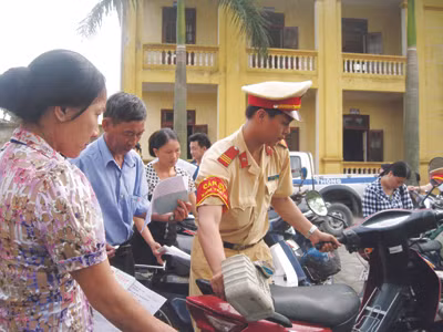 Nhiều người dân ngỡ ngàng trước việc công an về tận xã sang tên đổi chủ (chụp tại UBND xã Xuân Phú, huyện Phúc Thọ, Hà Nội sáng 3/5). ảnh: Sỹ Lực
